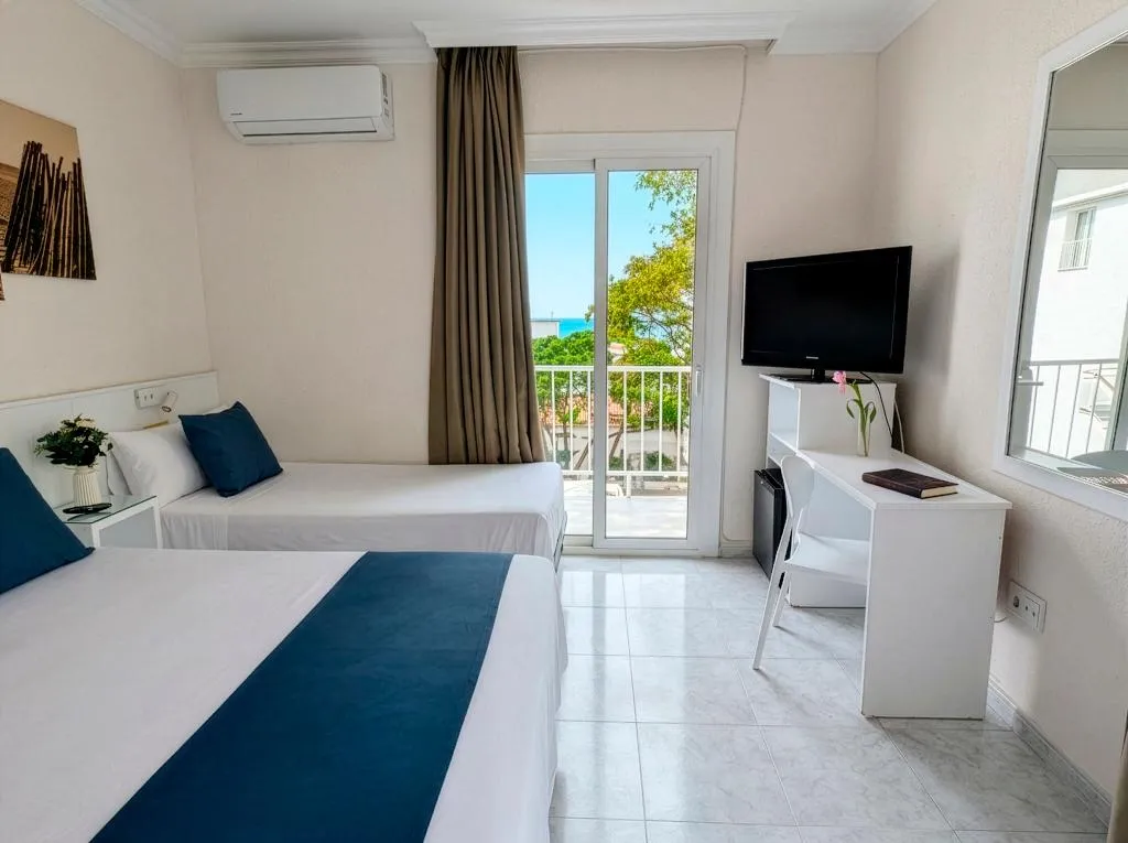QUADRUPLE WITH BALCONY Room, Hotel Medium Claramar, Costa Brava