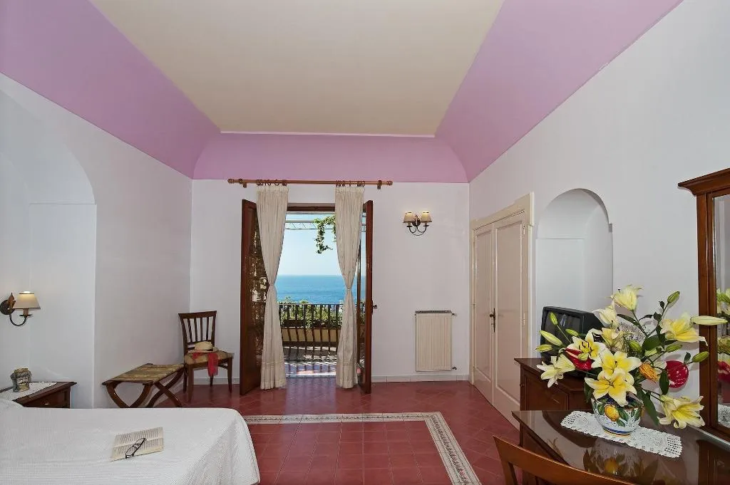 Room, California, Naples