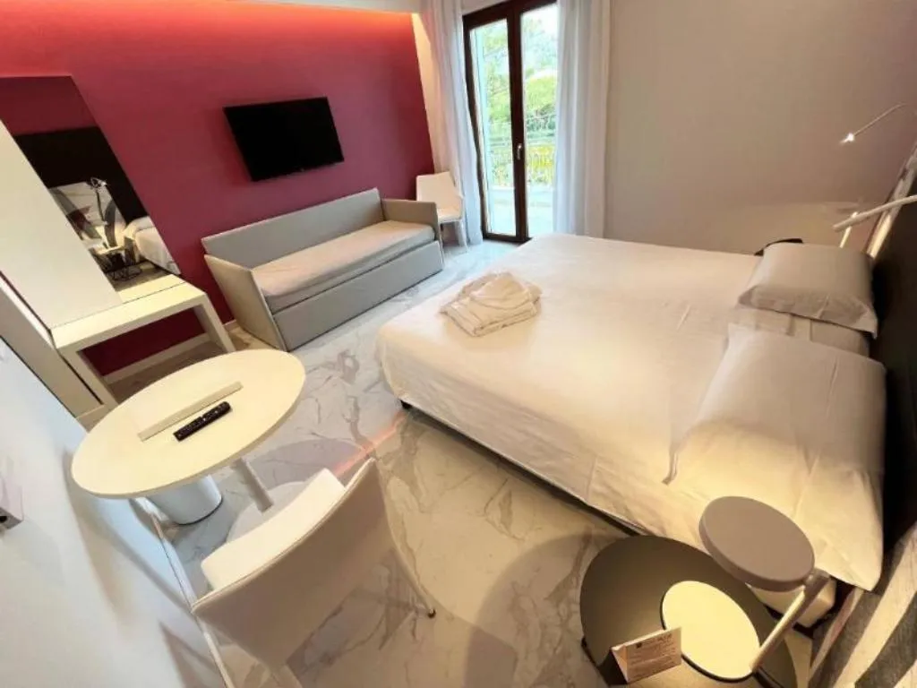Double or Twin DELUXE WITH VIEWS Room, Hotel Alpha, Naples