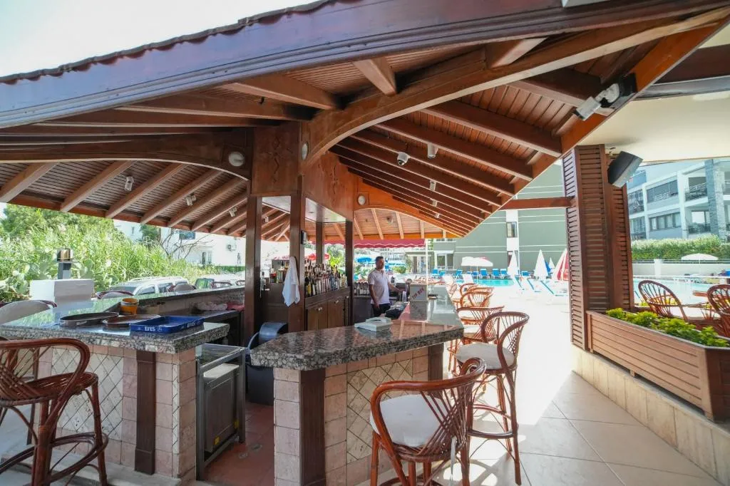 Bar, Candan Apart, Dalaman