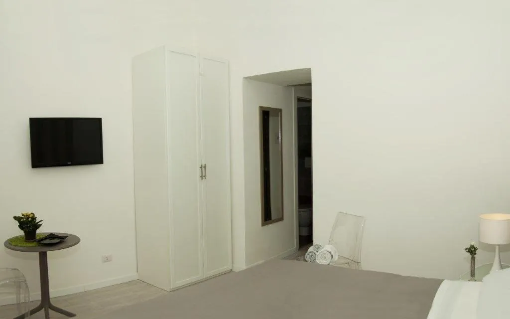 Room, Home Gallery 101, Naples
