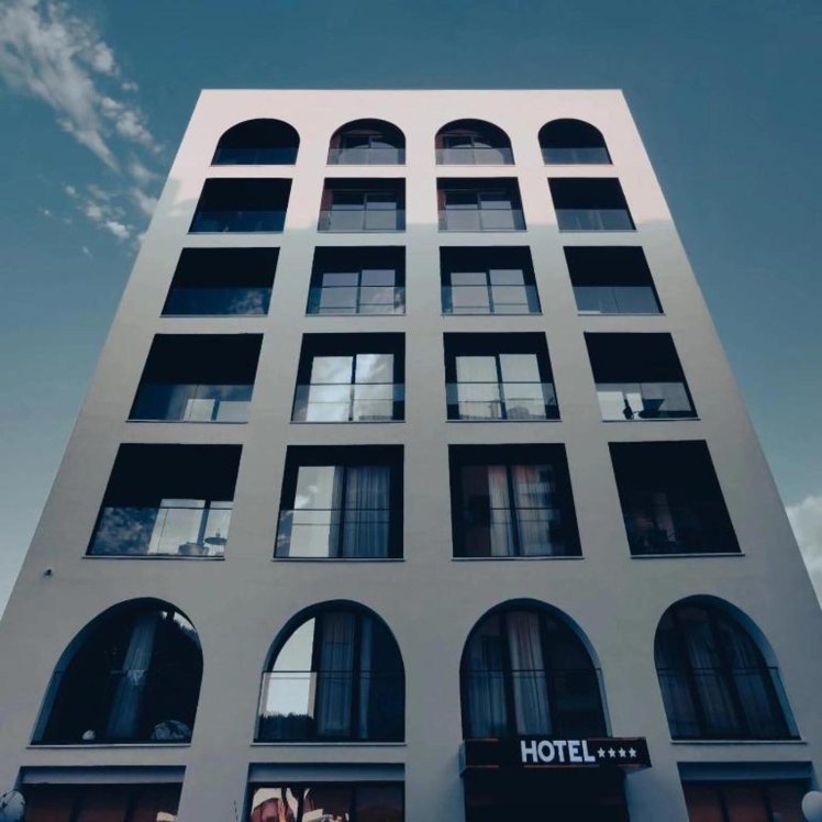 Bounty Hotel, Kavaje