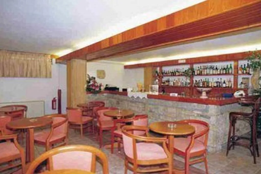 Bar, King Iniohos, Athens