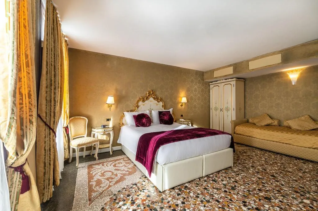 Room, A Tribute To Music, Venice