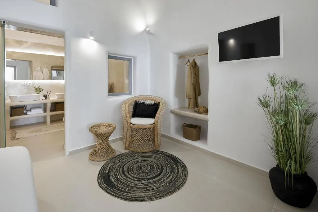 SUITE WITH PRIVATE POOL Room, You And Me Suites, Santorini