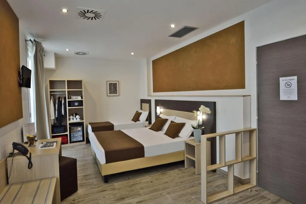 Room, Luxor Florence, Florence