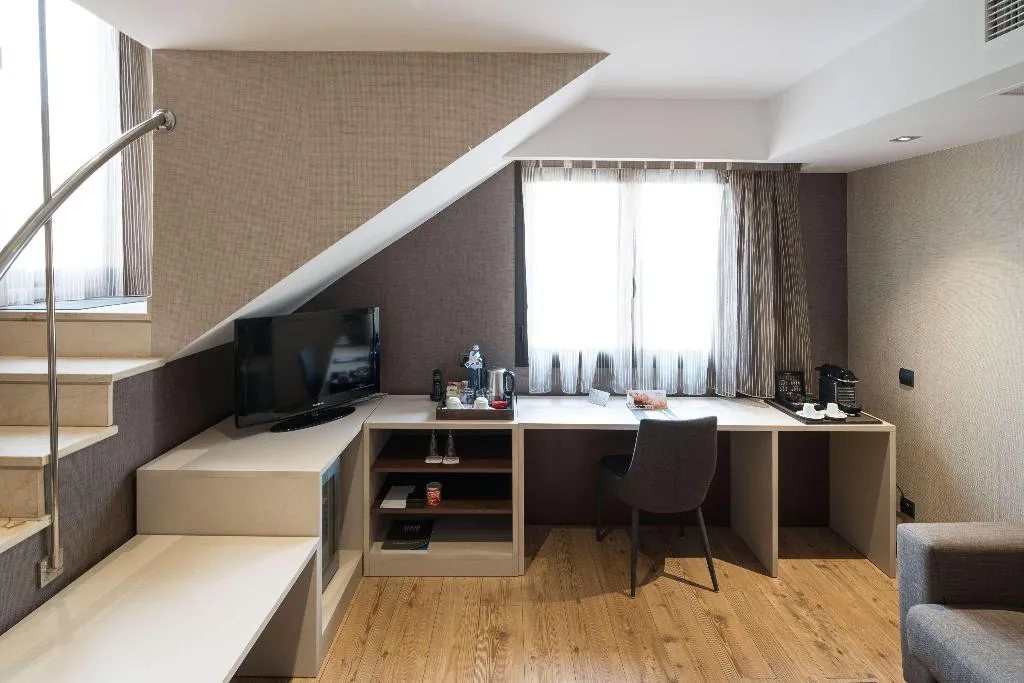 Room, Catalonia Born, Barcelona