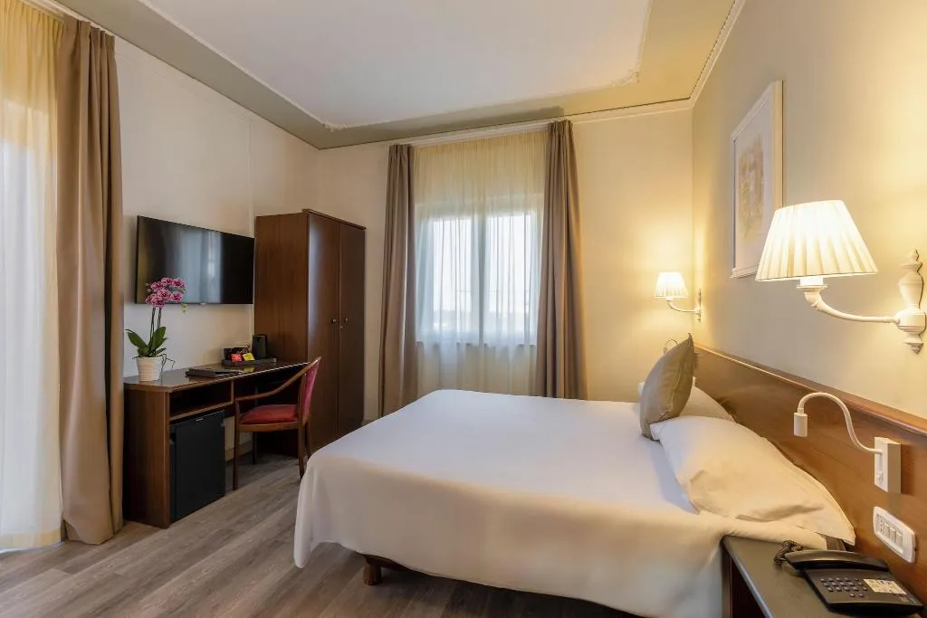 DOUBLE CLASSIC QUEEN BED Room, Hotel Central, Naples