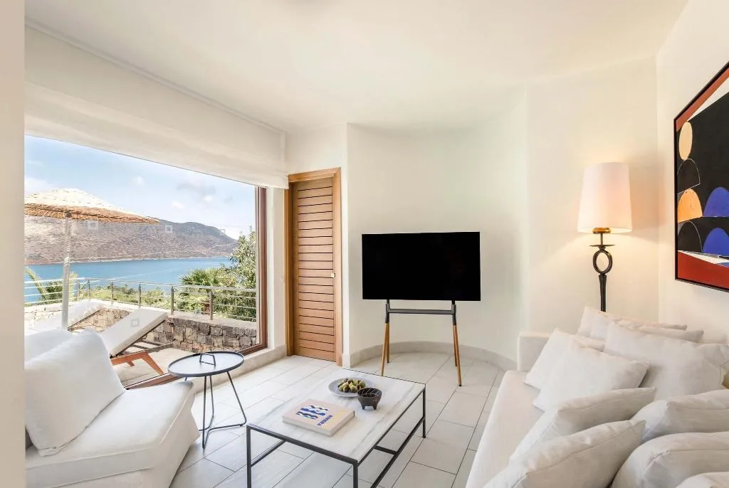 Room, Phaea Blue, a member of SLH, Crete