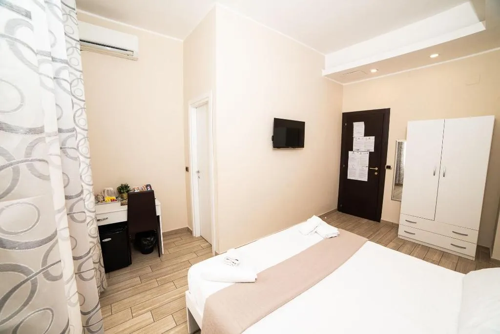 Room, B B Metropolitan, Naples