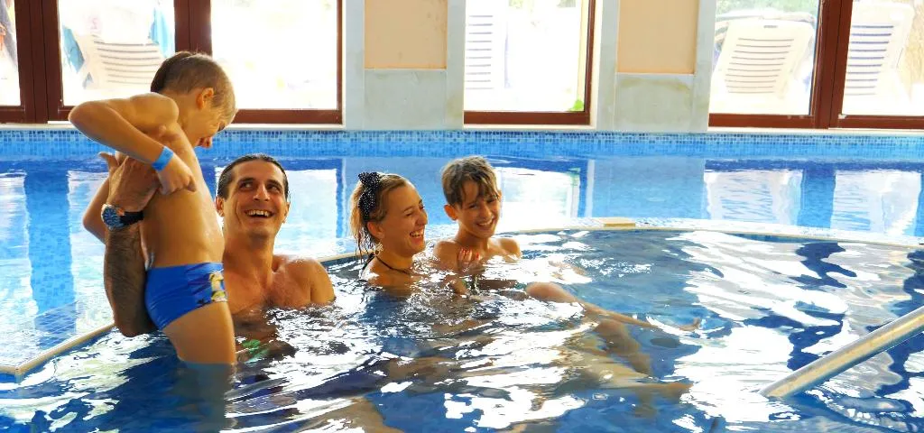 Pool, Kristal, Varna