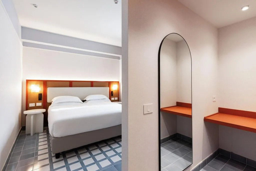 SUITE QUEEN SIZE BED Room, Hotel Plaza, Naples
