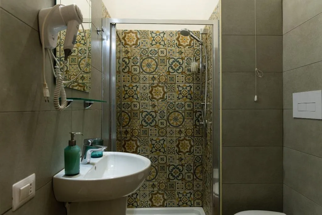 Room, B B Alla Ferrovia, Naples