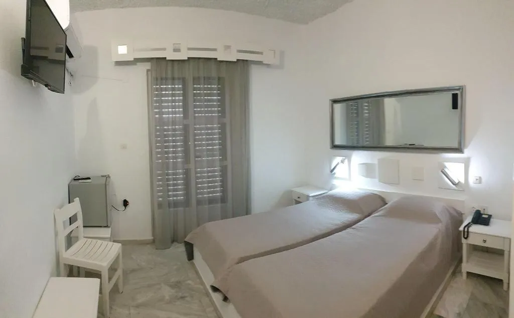 QUADRUPLE MOUNTAIN VIEW Room, Porto Castello, Santorini
