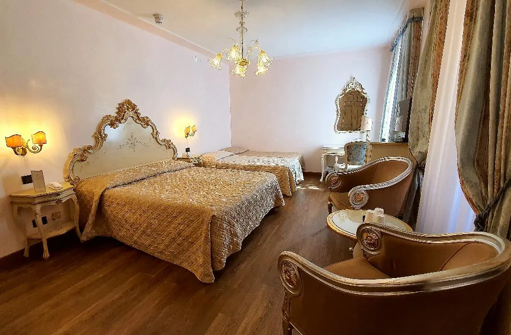FAMILY ROOM CLASSIC Room, Carlton on the Grand Canal, Venice