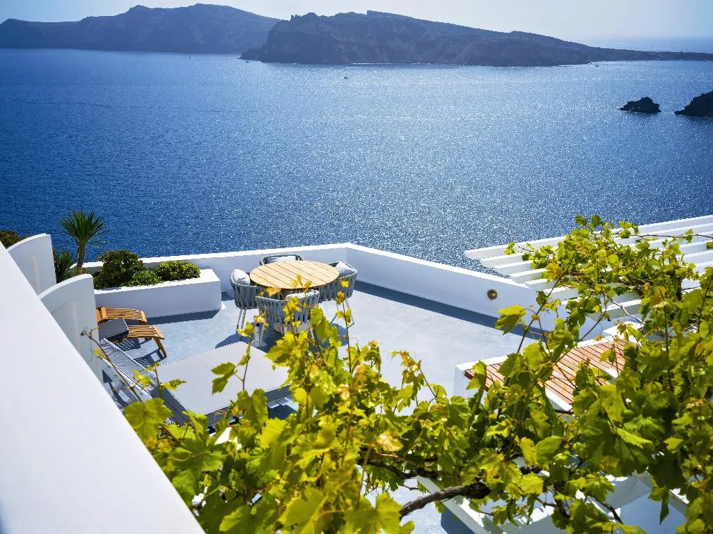 SUITE WITH JACUZZI Room, IKIES Santorini, Santorini