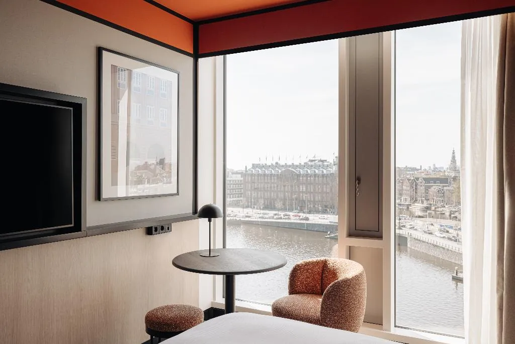 DOUBLE DELUXE CITY VIEW KING BED Room, DoubleTree by Hilton Amsterdam Centraal Station, Amsterdam