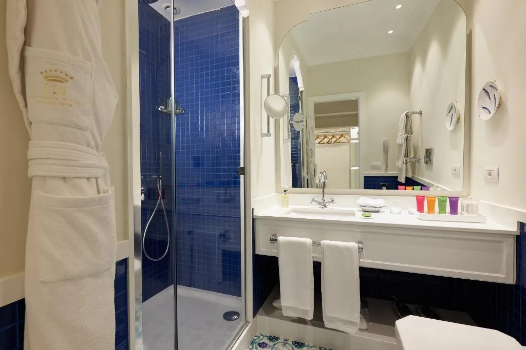 Double or Twin DELUXE SEA VIEW WITH BALCONY Room, Grand Hotel Ambasciatori, Naples