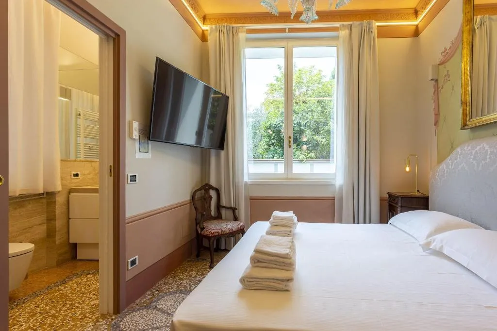 Room, Villa Tortorelli, Florence