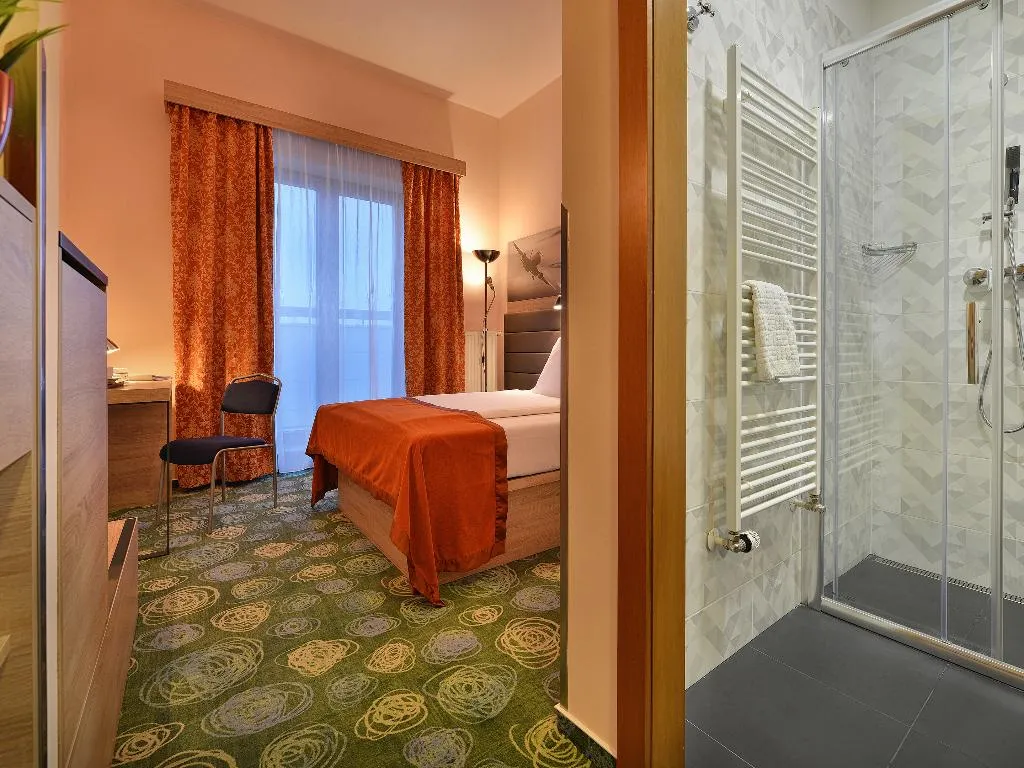 SINGLE SUPERIOR Room, Ramada Airport Prague, Prague