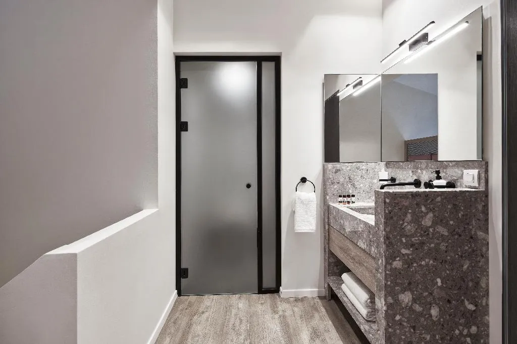 SUITE CAPACITY 4 Room, NLH Monastiraki, Athens