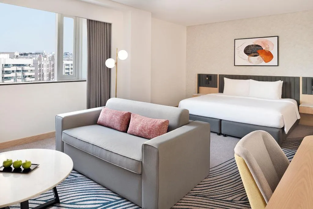 JUNIOR SUITE KING SIZE BED Room, Crowne Plaza Jumeirah, Dubai