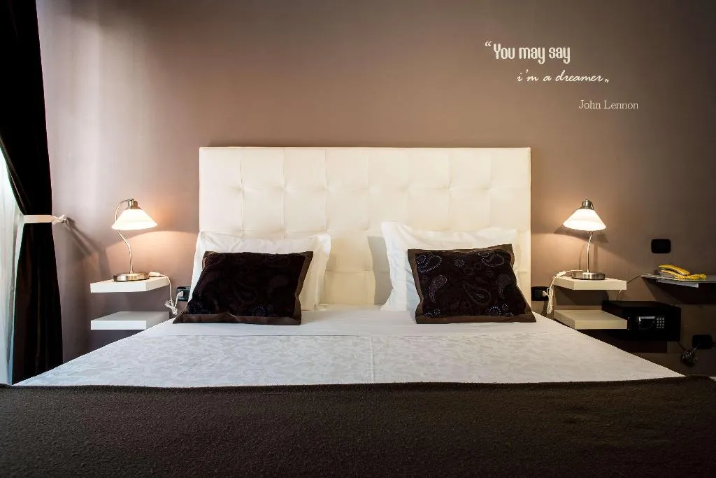 Room, Mirage, Florence