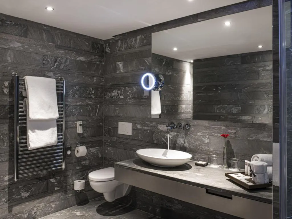 SUITE DELUXE KING BED Room, Swissotel Amsterdam, Amsterdam