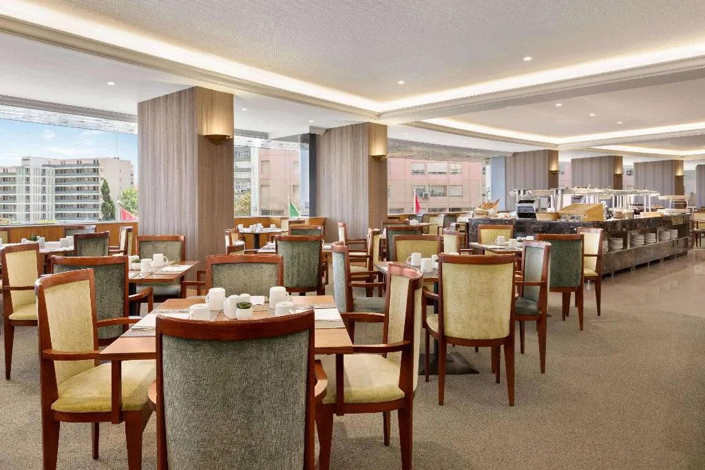 Restaurant, Ramada by Wyndham Lisbon, Lisbon