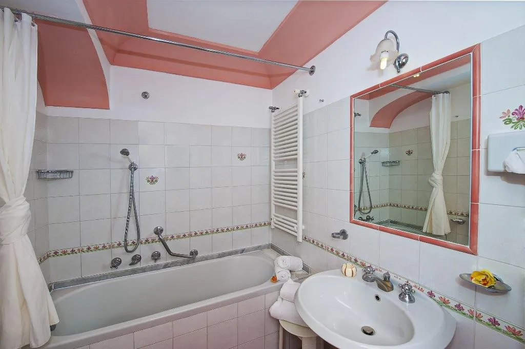 Room, California, Naples