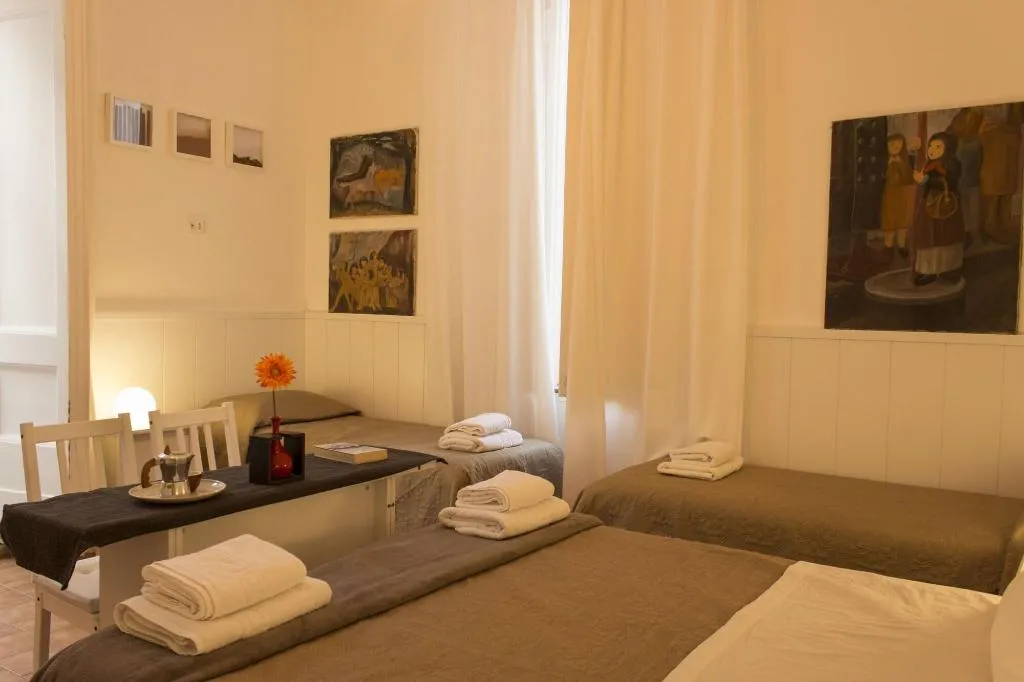 Room, Sui Tetti Di Napoli, Naples