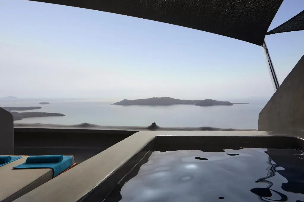 SUITE TWO BEDROOMS WITH PRIVATE POOL Room, Kivotos Santorini, Santorini