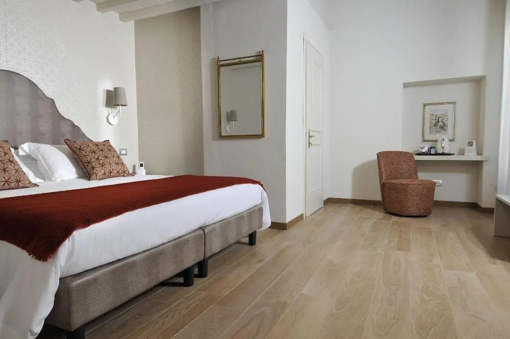 Room, Canto Degli Aranci, Florence