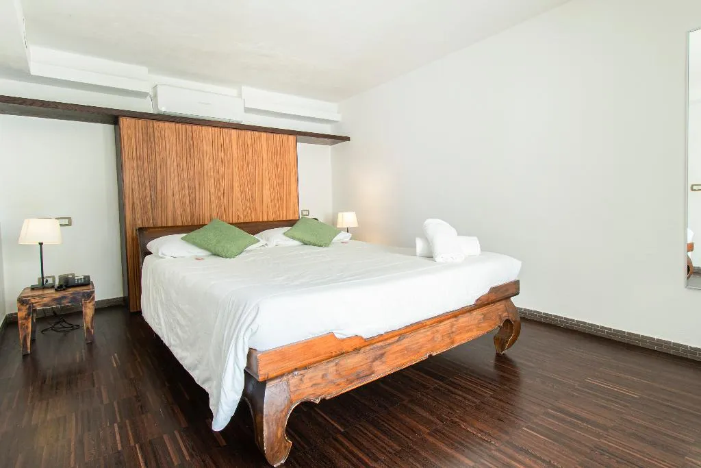 QUADRUPLE CLASSIC Room, Marina 10 Boutique & Design Hotel, Naples