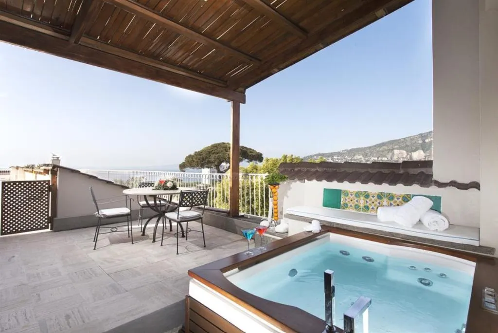 SUITE DELUXE SEA VIEW Room, Grand Hotel Cocumella, Naples