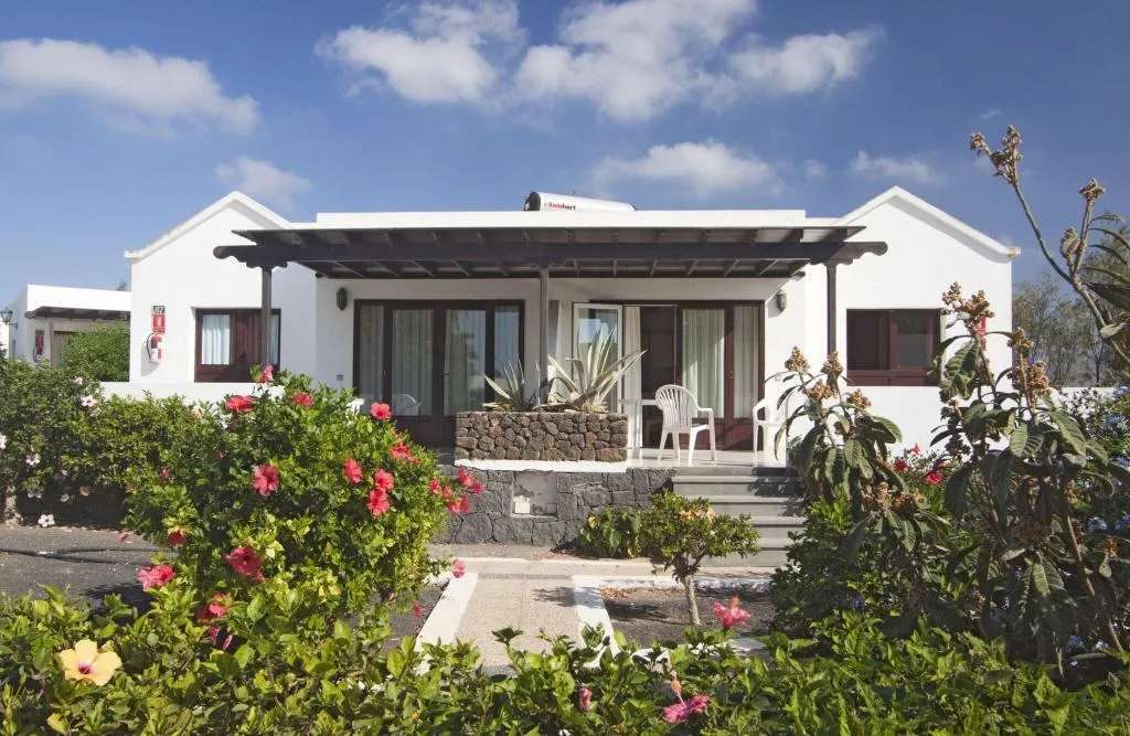BUNGALOW SUPERIOR POOL VIEW Room, Playa Limones, Lanzarote