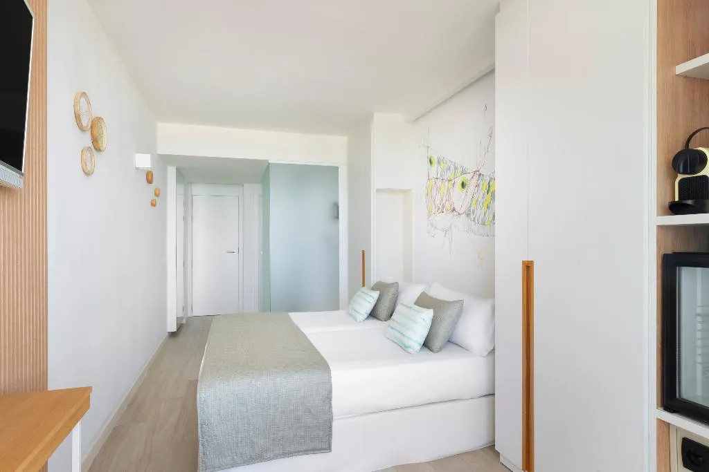 Double or Twin STANDARD Room, Iberostar Waves Bahía de Palma, Majorca