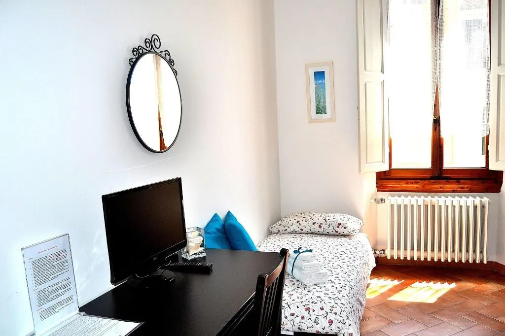 Room, Chez Moi, Florence