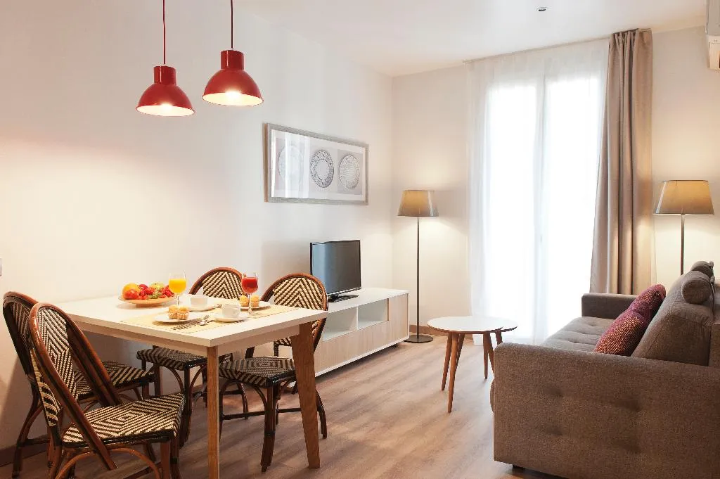 APARTMENT CAPACITY 2 TWO BEDROOMS Room, MH Apartments S. Familia, Barcelona