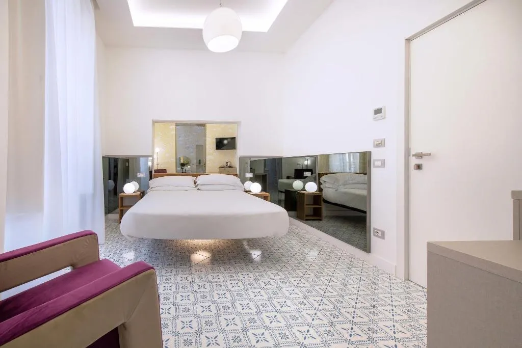 SUITE QUEEN SIZE BED Room, Hotel Nice, Naples