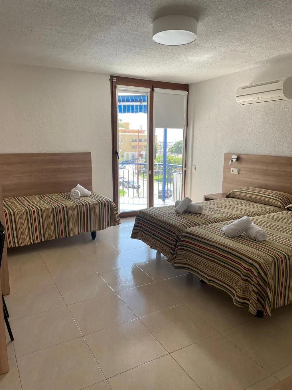 TRIPLE WITH TERRACE Room, Blason Junior, Valencia