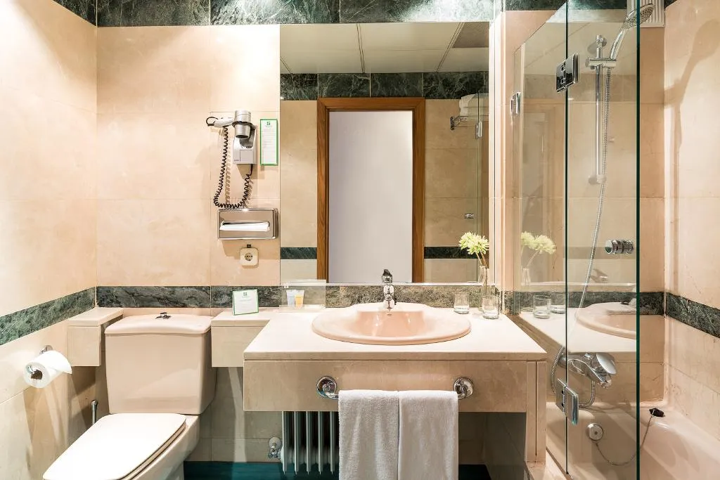 DOUBLE STANDARD Room, Acta Piramides, Madrid
