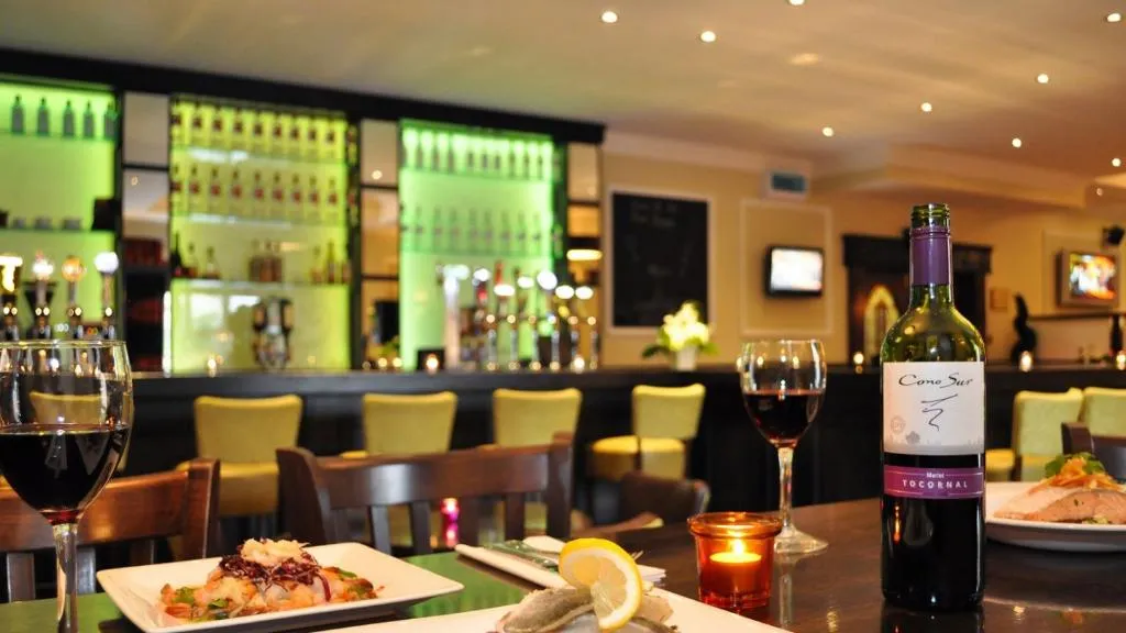 Bar, Menlo Park Hotel & Conference Centre, Connaught