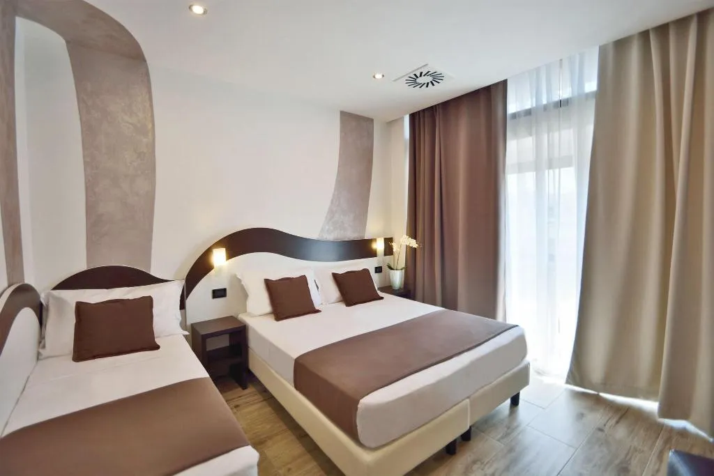TRIPLE SUPERIOR Room, Luxor Florence, Florence