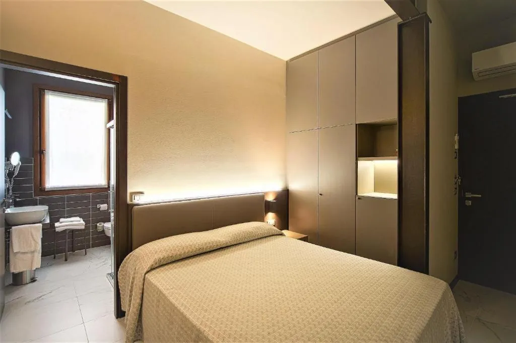 DOUBLE ECONOMY Room, Aaron, Venice