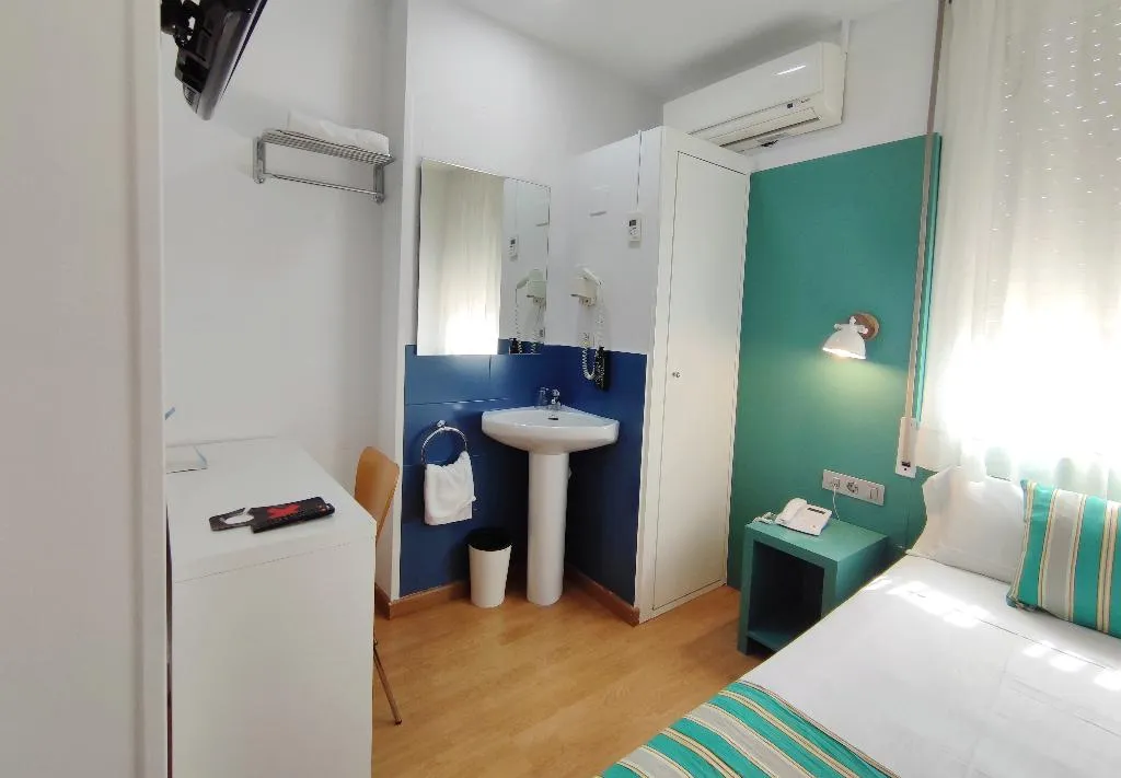 SINGLE ECONOMY WITH SHARED BATHROOM Room, Yomo Hostal Bcn Port, Barcelona