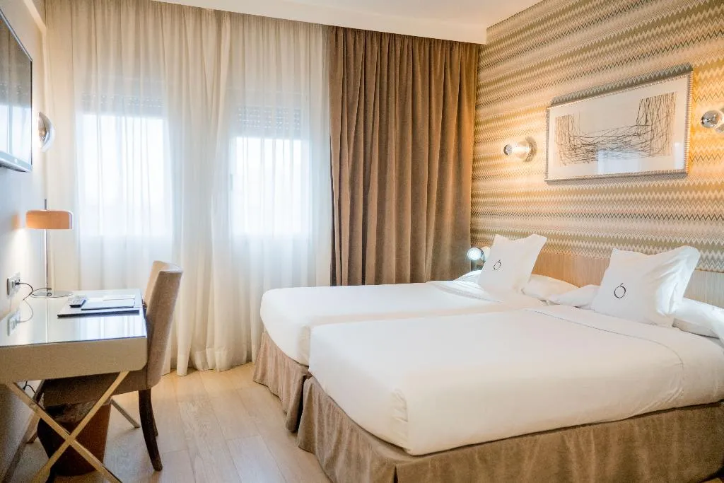 TWIN STANDARD Room, Hotel Opera, Madrid