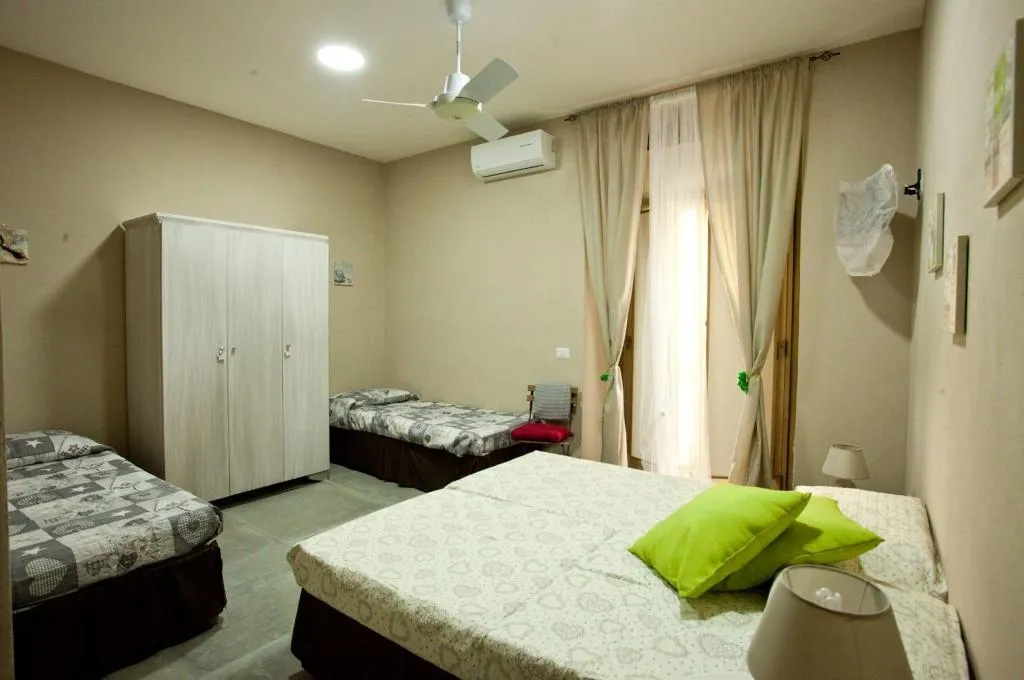 Room, B&B Cara Napoli, Naples