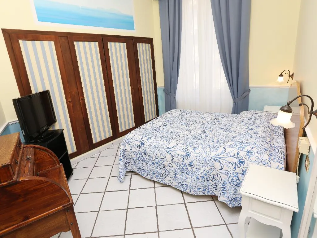 APARTMENT TWO BEDROOMS Room, Santa Lucia 50, Naples