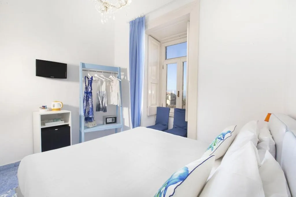 Room, Piazza Tasso B B, Naples